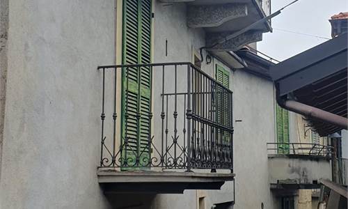 CASA DI PAESE E FIENILE ANNESSO